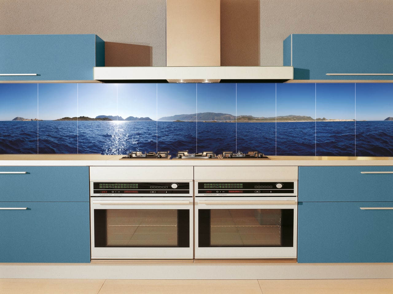 بین کابینتی شیشه ای در آشپزخانه 